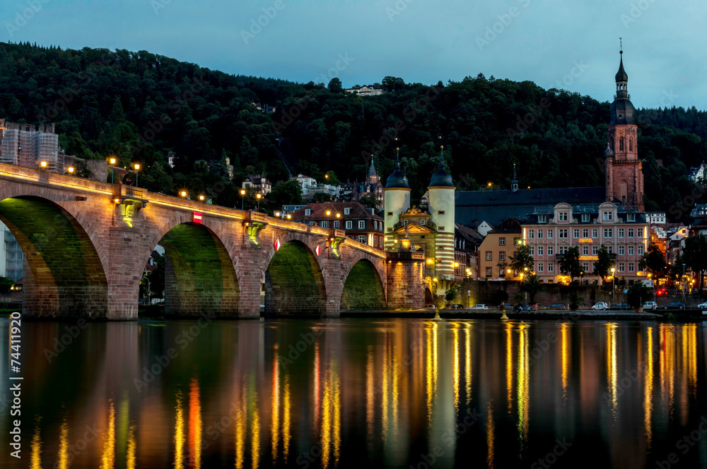 Naklejka premium Heidelberg city night view with reflections