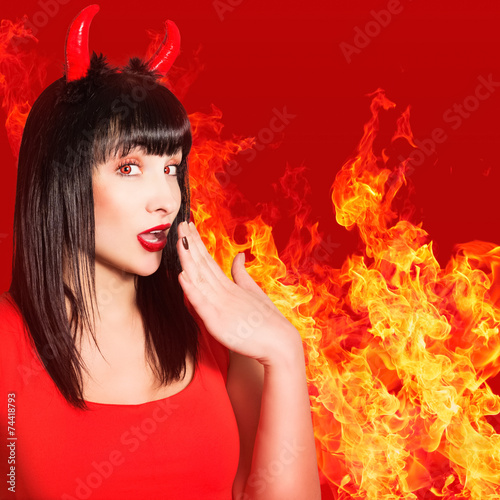 Портрет красивой сексуальной женщины в образе дьявола.