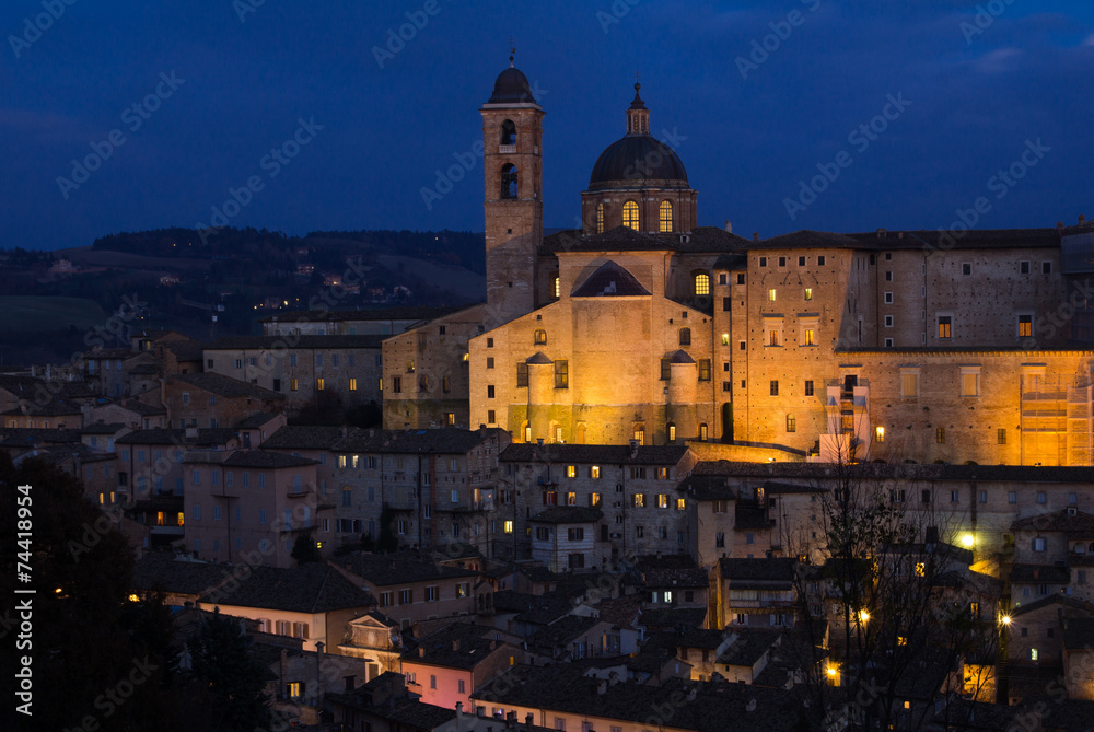 Il palazzo ducale ed il duomo di Urbino al crepuscolo