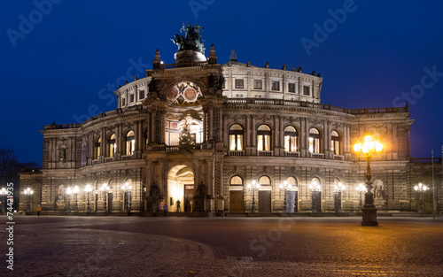 Dresdner Semperoper im Abendlicht