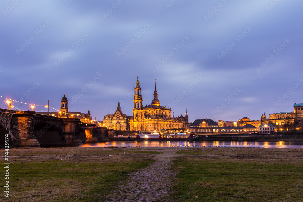 Fototapeta premium Dresdens Skyline im Abendlicht