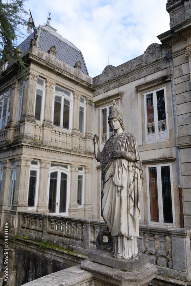 Obraz premium statue of an old castle