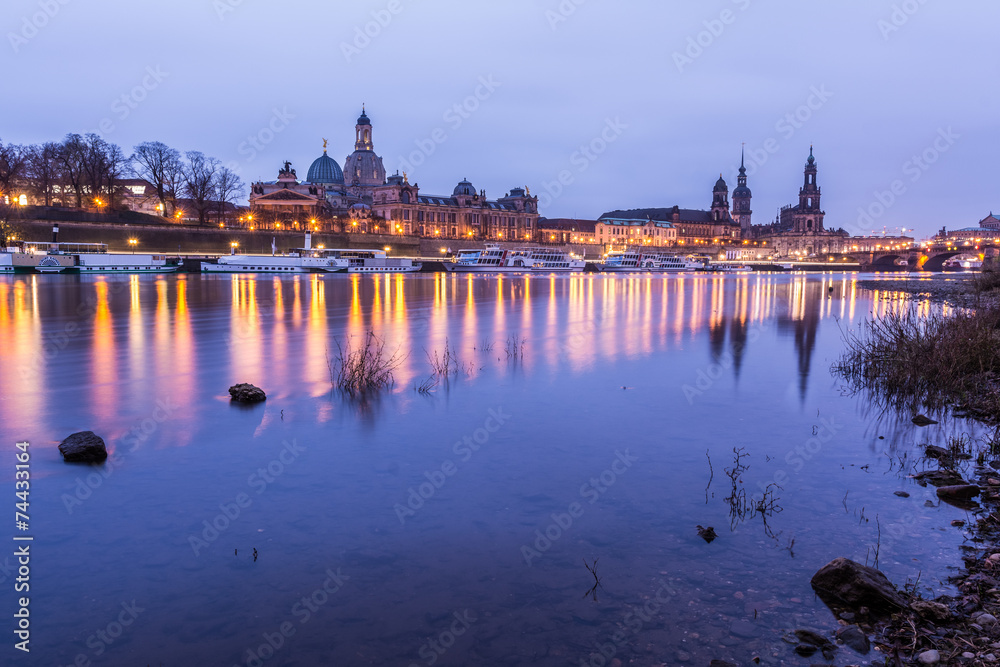 Dresdens Skyline in der Dämmerung