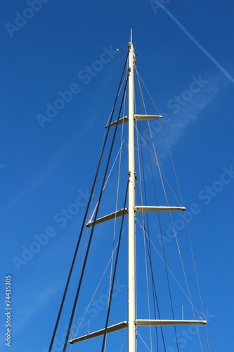 Mât de misaine sur un yacht