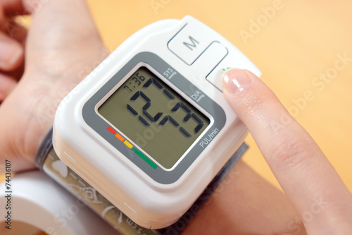 Digitales Blutdruckmessgerät mit LCD Display