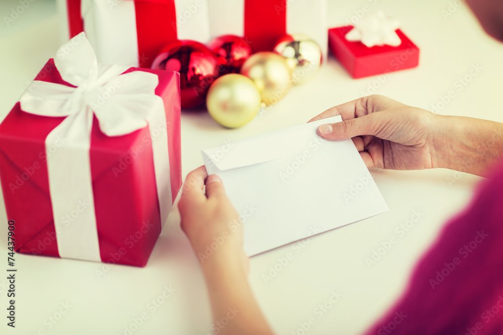 Obraz premium close up of woman with letter and presents