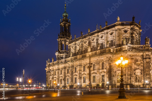 Dresdner Hofkirche im Abendlicht