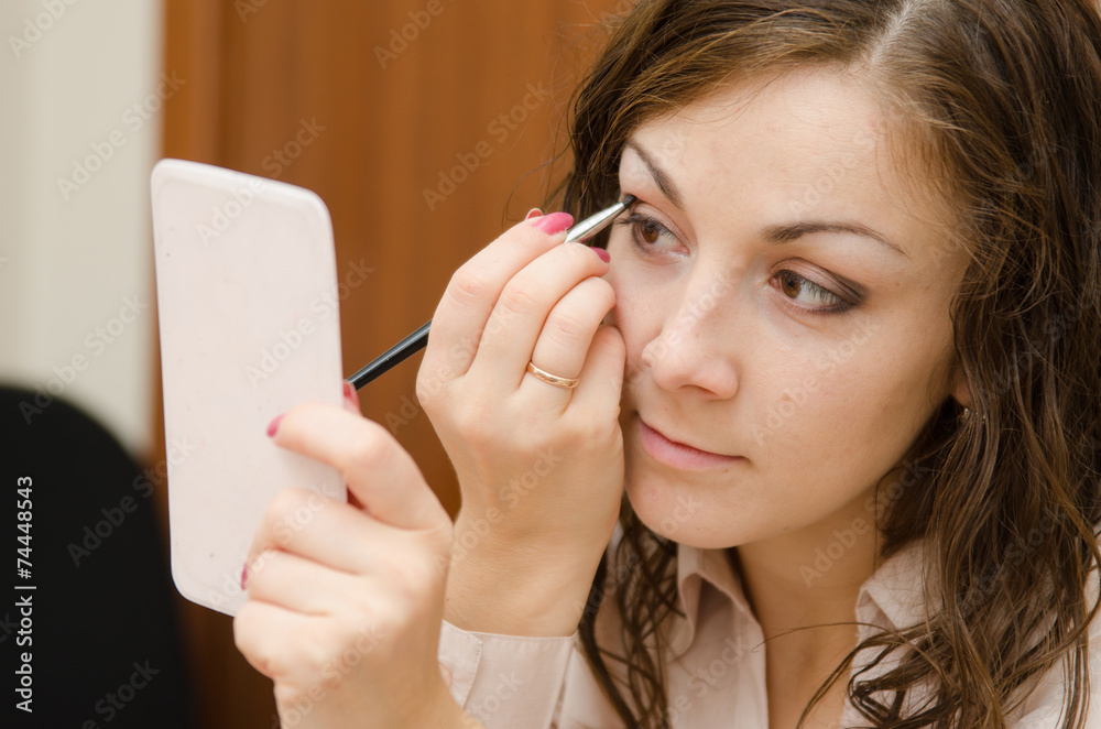 Secretary tints shadows eyelids Secretary tints shadows eyelids