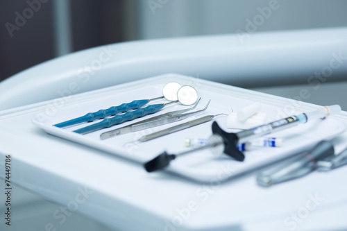 Zahnarzt Besteck auf Zahnarzt Stuhl Ablage