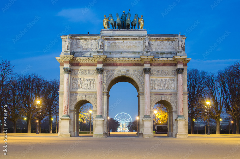 Paris (France). Arc de Triomphe du Carrousel in the sunrise