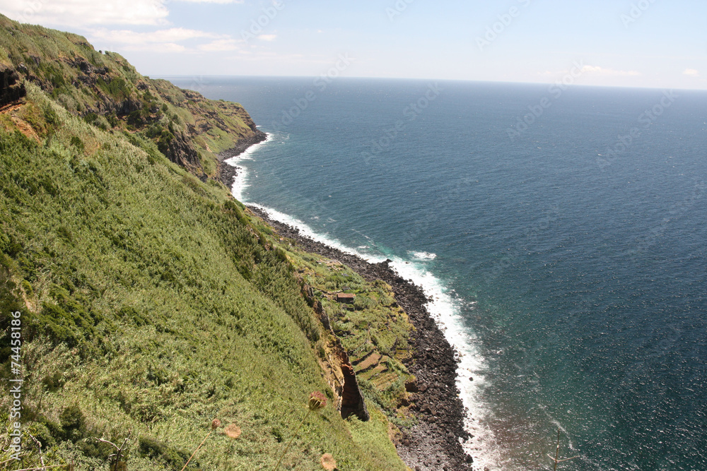 Açores - Sao Miguel - Falaise  de chemin côtier de Relva