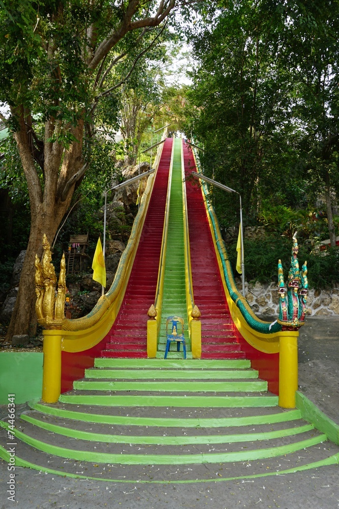 Naklejka premium green and red walking way to the Thai Buddhist temple