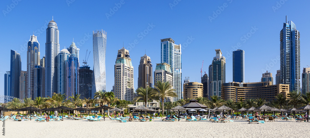 Naklejka premium Panoramiczny widok na słynne drapacze chmur i plażę Jumeirah