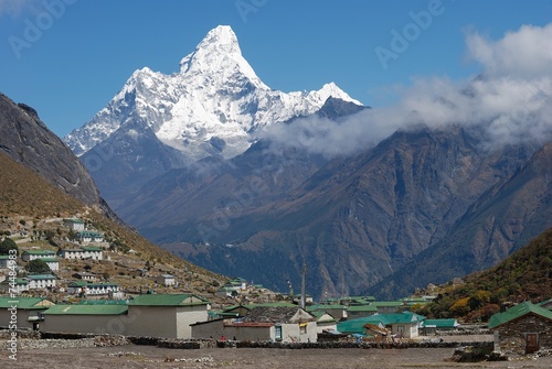 Fotografi Khumjung village and Ama Dablam (6814 m) peak in Nepal