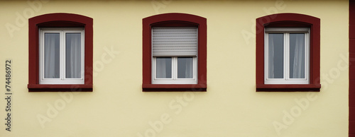Drei moderne Kunststofffenster in Altbaufassade mit Rollläden