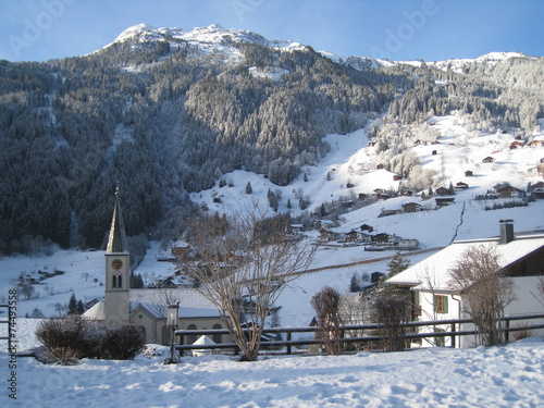 Garschurn, Blick auf Kirche und Skigebiet Silvretta Nova