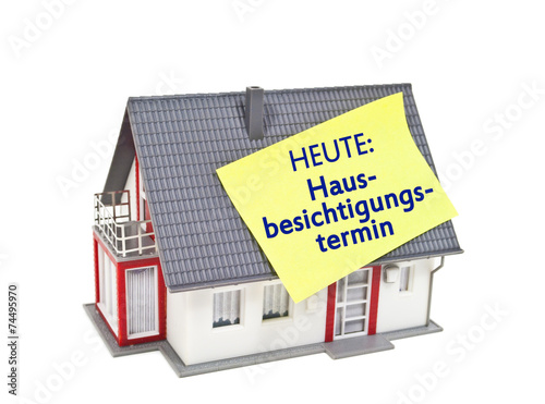 Haus mit Zettel und Hausbesichtigungstermin photo