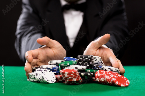 Bild auf Leinwand poker player with chips at casino table