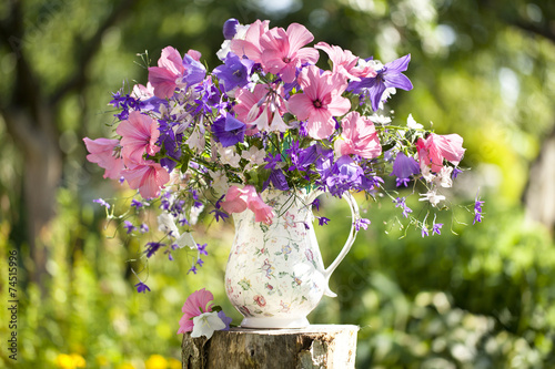 Fototapeta Naklejka Na Ścianę i Meble -  bouquet of flowers in the garden