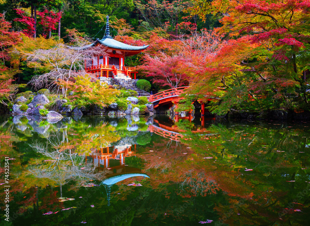 Obraz premium Świątynia Daigoji jesienią, Kioto, Japonia