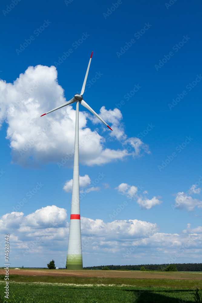 Fototapeta premium Grüne Energie durch Windkraft