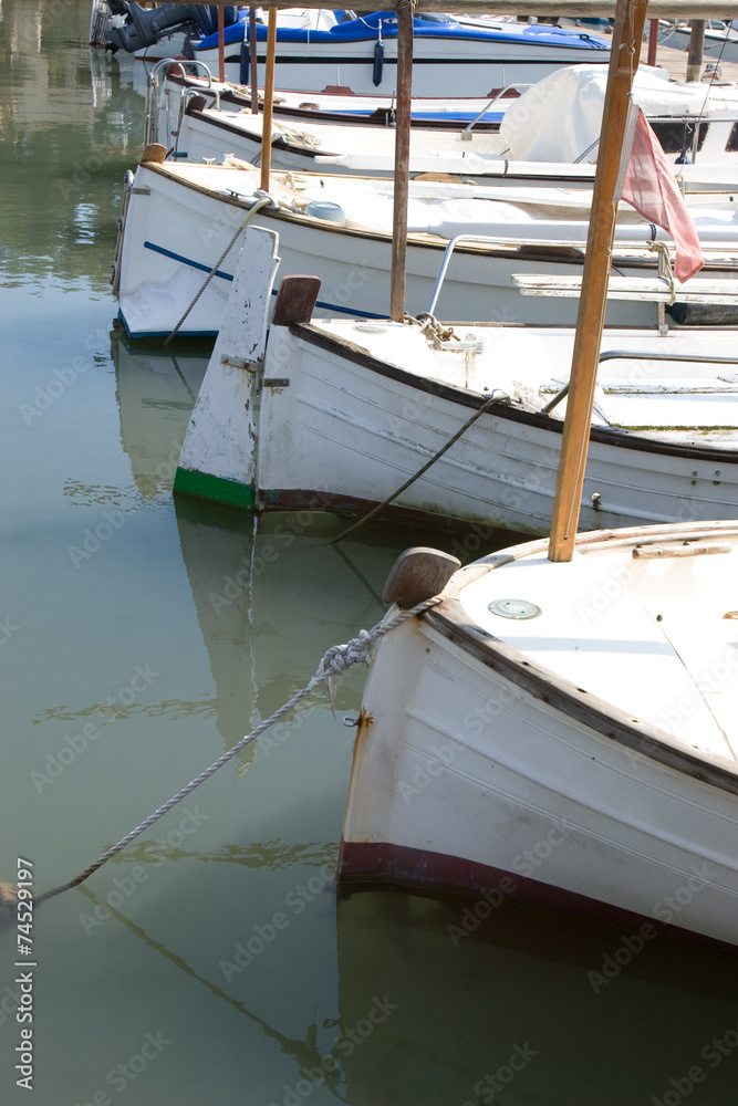 Verschiedene Fischkutter im Hafen Verschiedene Fischkutter im Hafen