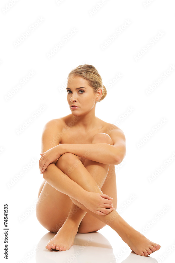 Obraz premium Nude woman sitting on the floor