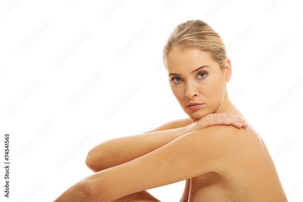 Obraz premium Portrait of naked woman sitting on the floor