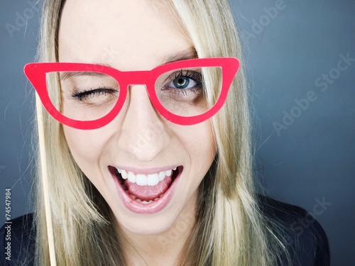 Junge Frau mit Brillengestell