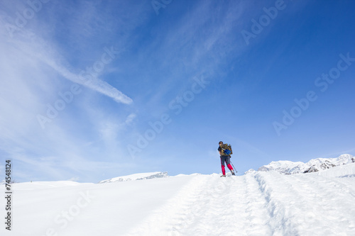 Escursionista in montagna con neve
