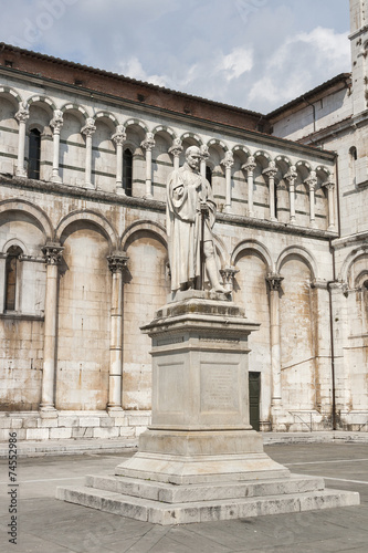 Lucca, Italy, statue of Francesco Burlamacchi, behind the cathed © Panama