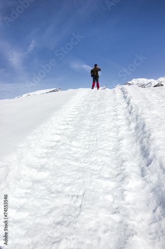 Escursionista in montagna con neve