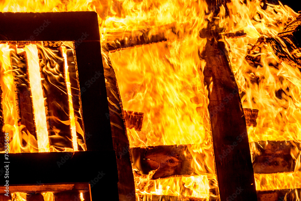 Φωτογραφία Wood pallets burning