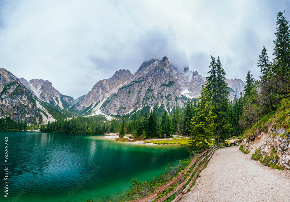 Obraz premium lake between mountains