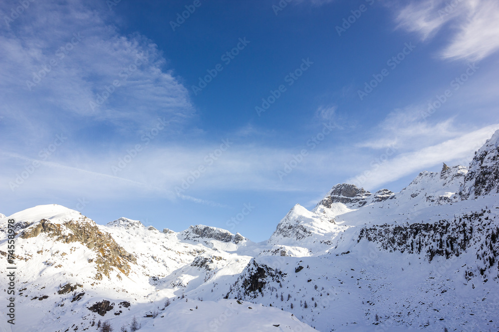 Paesaggio di montagna con neve