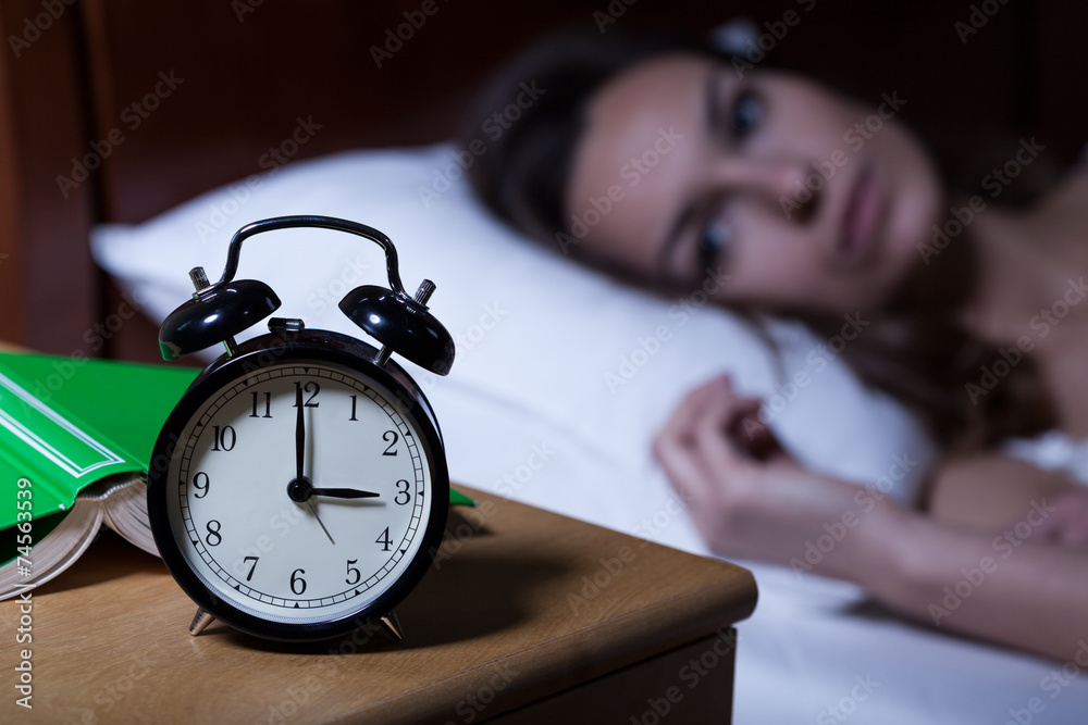 Alarm clock showing 3 a.m. - obrazy, fototapety, plakaty 