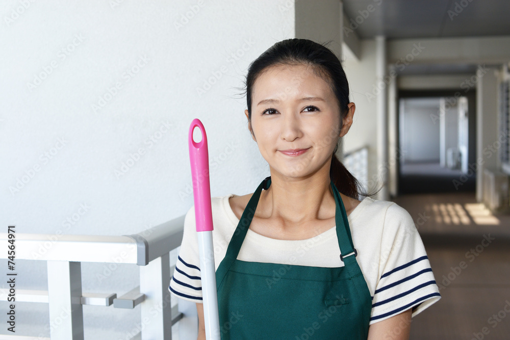 掃除をする笑顔の女性