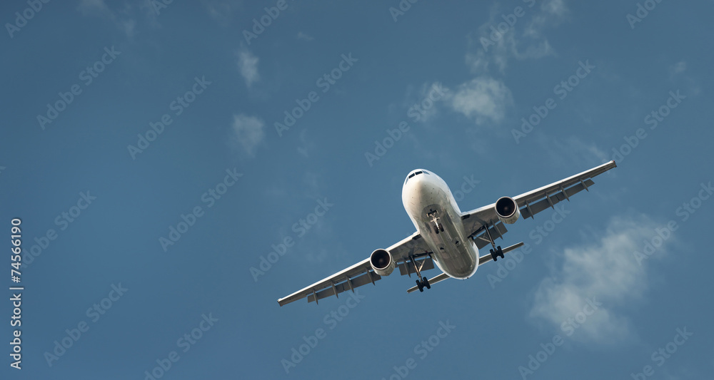 Large Commercial Airliner Coming In To Land