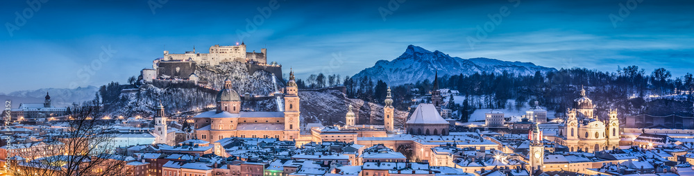 Naklejka premium Zimowa panorama Salzburga o niebieskiej godzinie, Salzburger Land, Austria