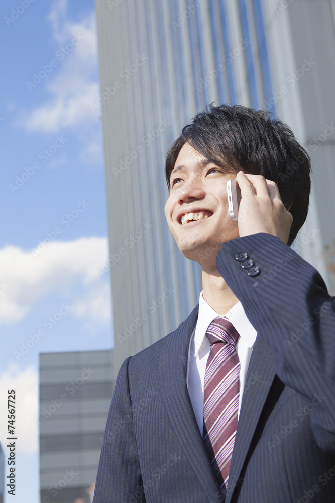 電話をかけるビジネスマン