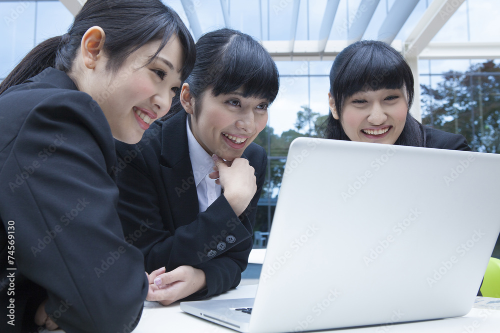 調べものをする新社会人