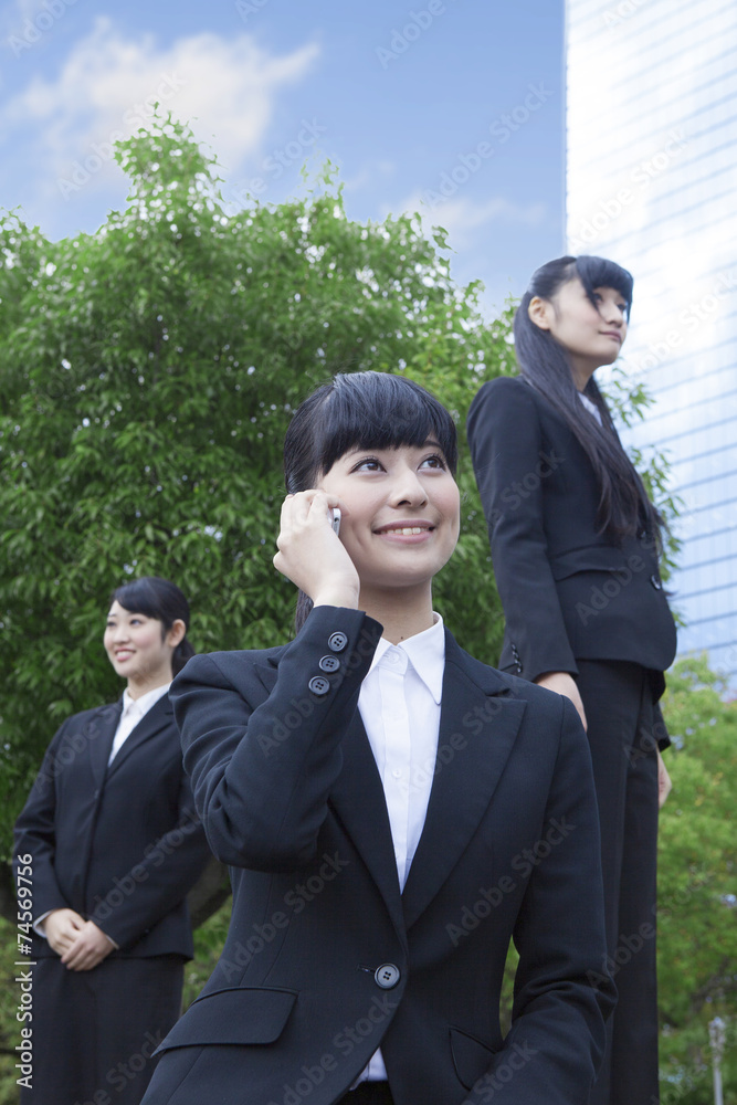 電話をかける女性社員