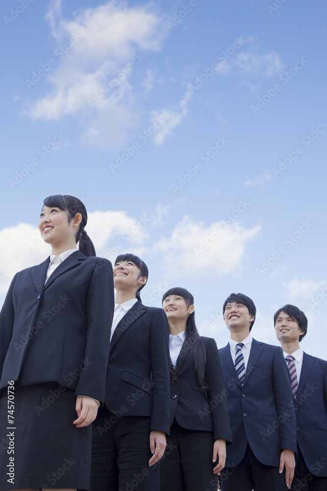 空を仰ぐ新社会人