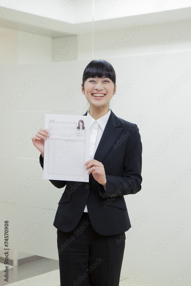 履歴書を持つ大学生 履歴書を持つ大学生