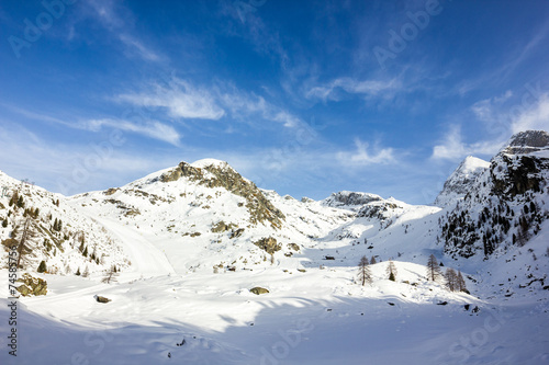 Panorama di montagna con neve