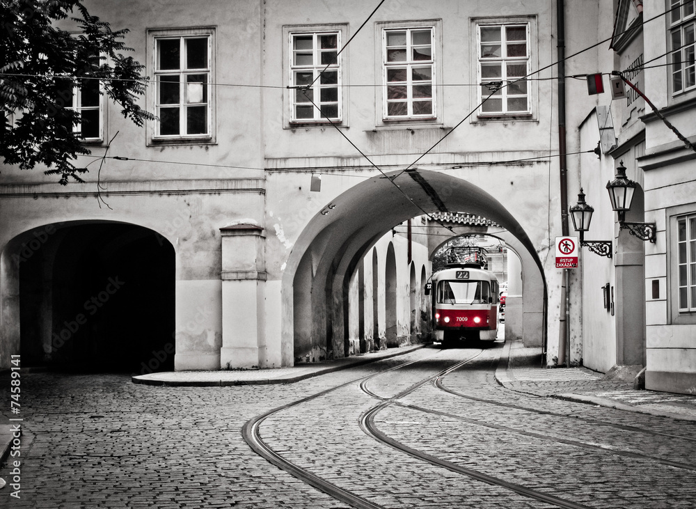 Fototapeta premium Czerwony tramwaj