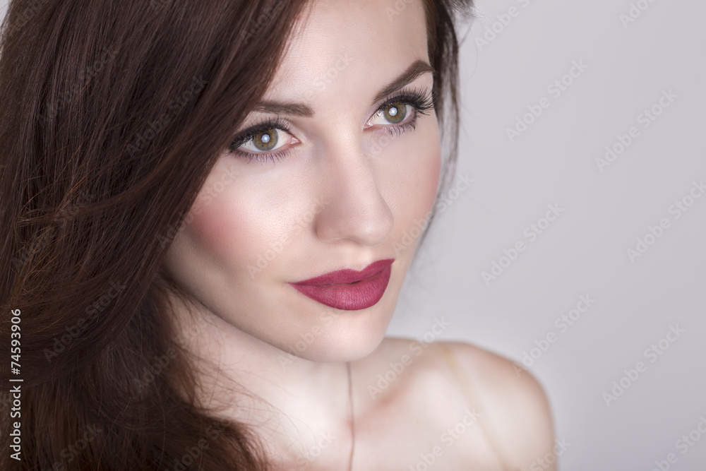 Fototapeta premium piękny model dziewczyny zbliżenie twarzy na białym tle