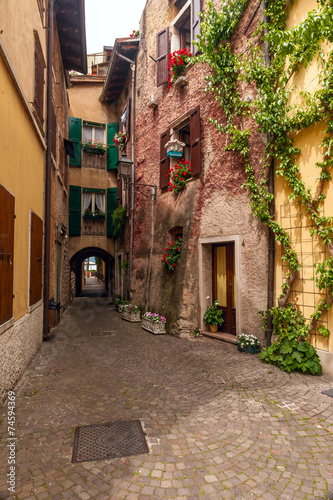 Fototapeta Naklejka Na Ścianę i Meble -  Typical Italian courtyard, Italy