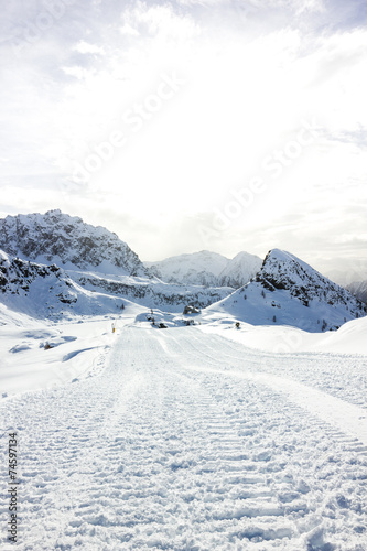 Panorama di montagna con pista da sci