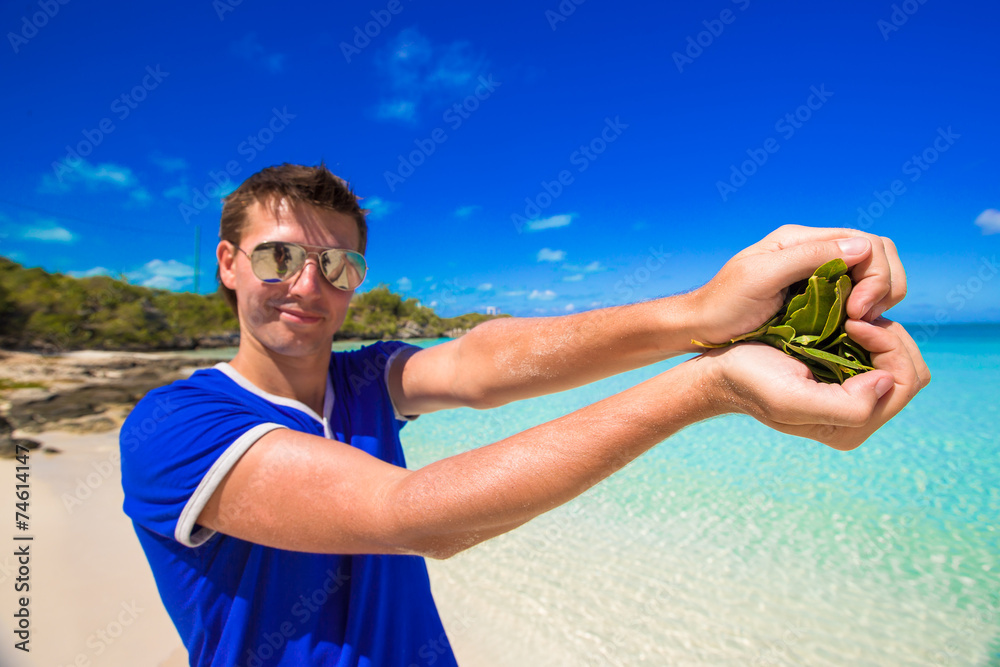 Naklejka premium Happy young man making heart with hands